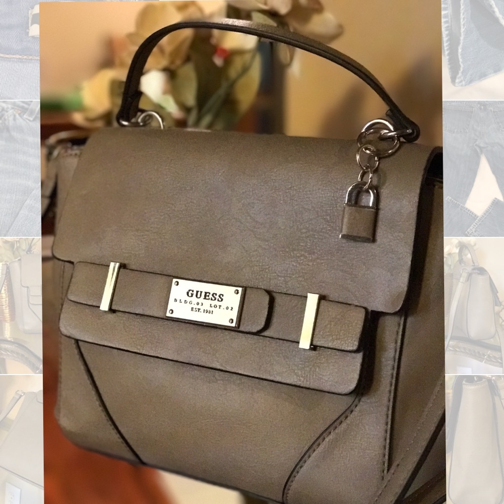 Women's Guess Purse. Adjustable/Removable Strap.